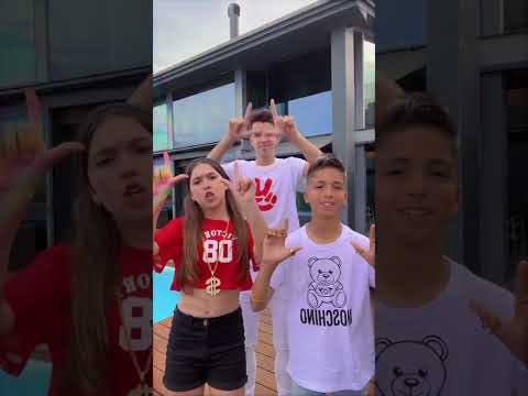 Arta y Ari abraza al niño millonario