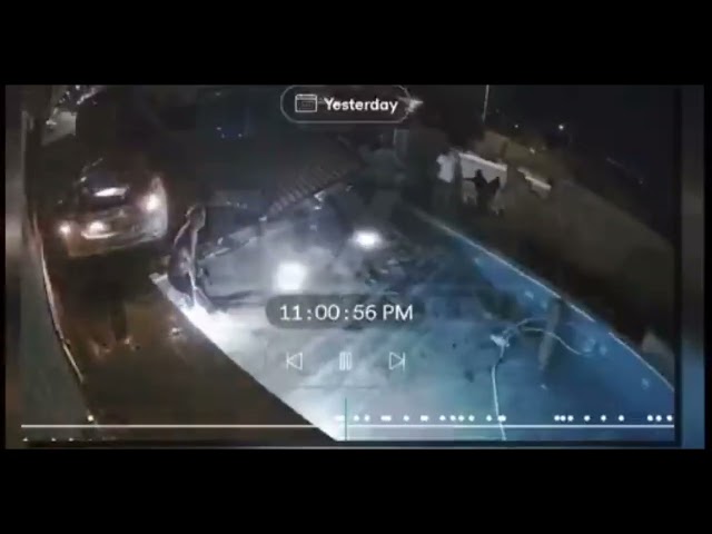 VIDEO IMPACTANTE: Auto vuela sobre una valla y la conductora acaba en una piscina