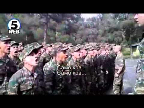 Гръцки войници скандират срещу турците, скопяните и албанците