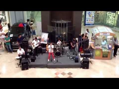 Antonio de Jesús Zenteno Bueno tocando en la batería Dopamina