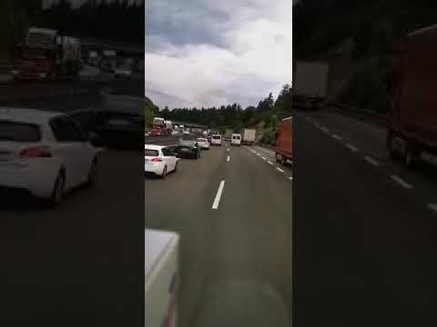 Požar tovornega vozila in reševalni pas