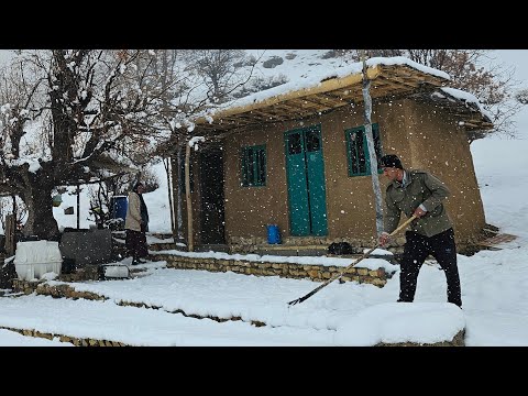 Heavy snow and stormy skies in the nomadic region: Asghar's family was trapped in the snow❄️⛈️