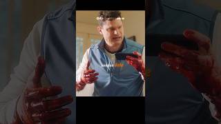 Ele estava na cena de um CRIME e caiu na VÍTIMA, sendo pego em FLAGRANTE