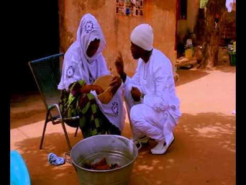 blasco rec dans son clip intitule Maman