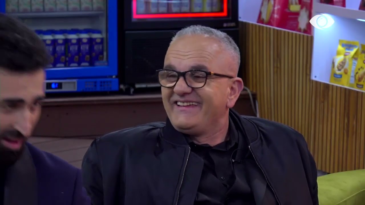 Banorët këndojnë së bashku teksa presin Prime-n