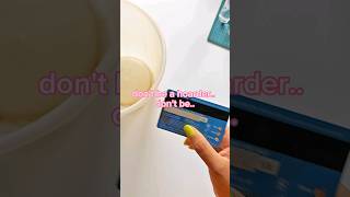 Download lagu 'Mengubah sampah menjadi harta karun? 😂🗑️ Siapa butuh alat pembersih kaca kalau punya kreativitas & kartu kredit kadaluarsa? ♻️😜' mp3
