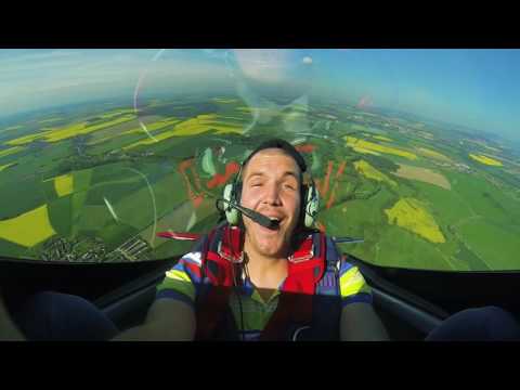 VIDEO: Akrobatický let, pri ktorom je problém udržať sa pri vedomí