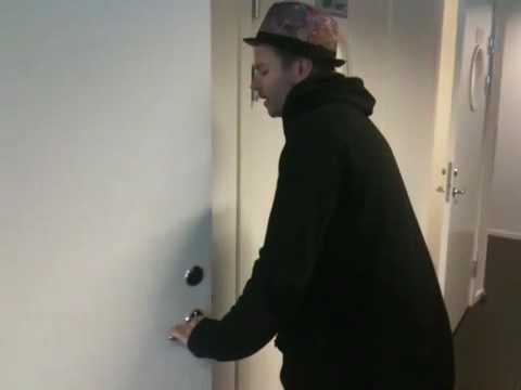 Eddie Razaz kommer ut ur garderoben