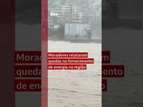 Tempestade provoca fortes ventos e ondas que castigam casas na China