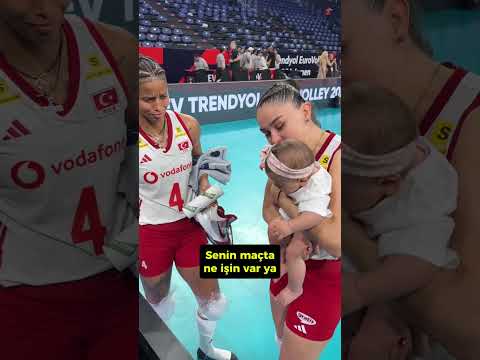 Maşallah diyelim 🥰Zehra Güneş, maç sonrası bir bebeği sevmelere doyamadı. 🤩 #TRTSporDijital