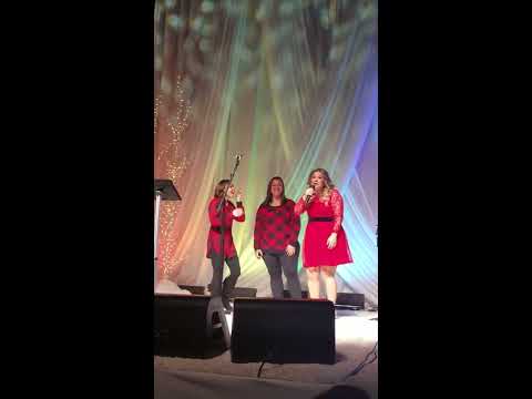 So Cute — Watch Kelly Clarkson Help A Woman Propose Before One Of Her Shows!