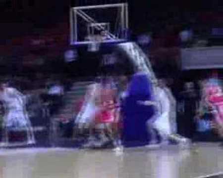 23 03-10-07 BvB BCO-Ninane - Ook Van Rossom dribbelt zich ee