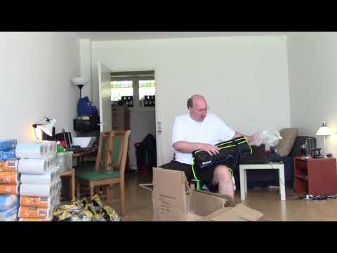 MongoTV_2576 - Åbner Pakke Med Telt og Campingudstyr