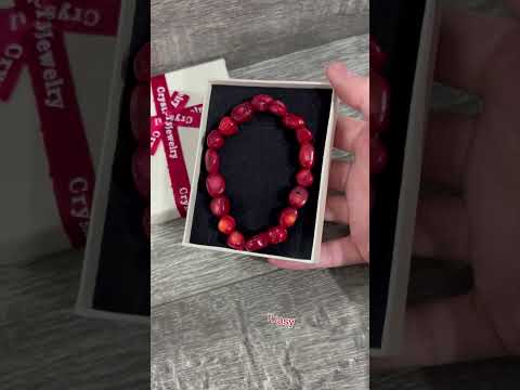 Подарок девушке браслет натуральный губчатый коралл бусины природной формы 18 см стрейч в коробочке - фото 2 - id-p2450432269