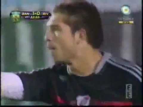 El penal atajado de Carrizo a Rubén Ramírez.