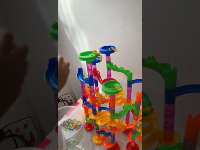 Vídeo relacionado con roba Pista de Canicas de Madera - 60 Piezas con Juego Adicional de 20 Piezas para Jardinería - Carrera de Mármol con Efectos Sonoros y 11 Bolas - A Partir de 3 Años