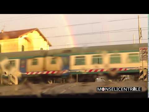 Passaggio a livello via Bezzecca Padova- Transito E464 passeggeri, con arcobaleno