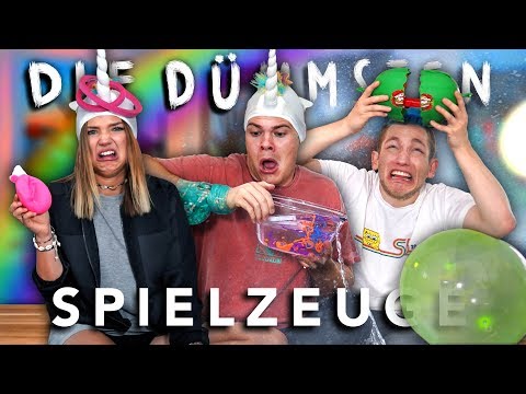 SPIELZEUGE AUS DER KINDHEIT im TEST mit Julia & Rezo | Joey's Jungle