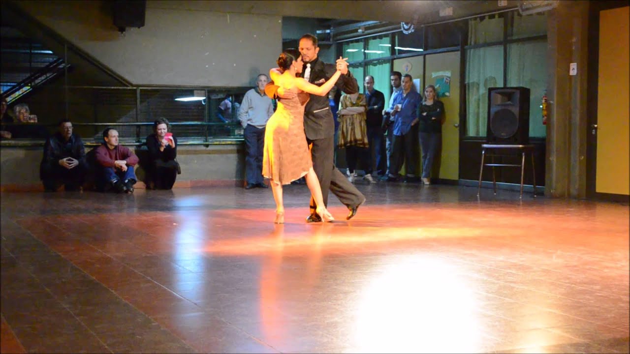 Frank Obregón y Jenny Gil bailan Que Falta que me Hacés en el Lola Mora