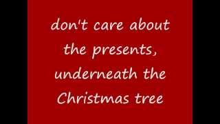 Mariah Carey &amp; Justin Bieber - All I Want For Christmas Is You (lyrics on screen)