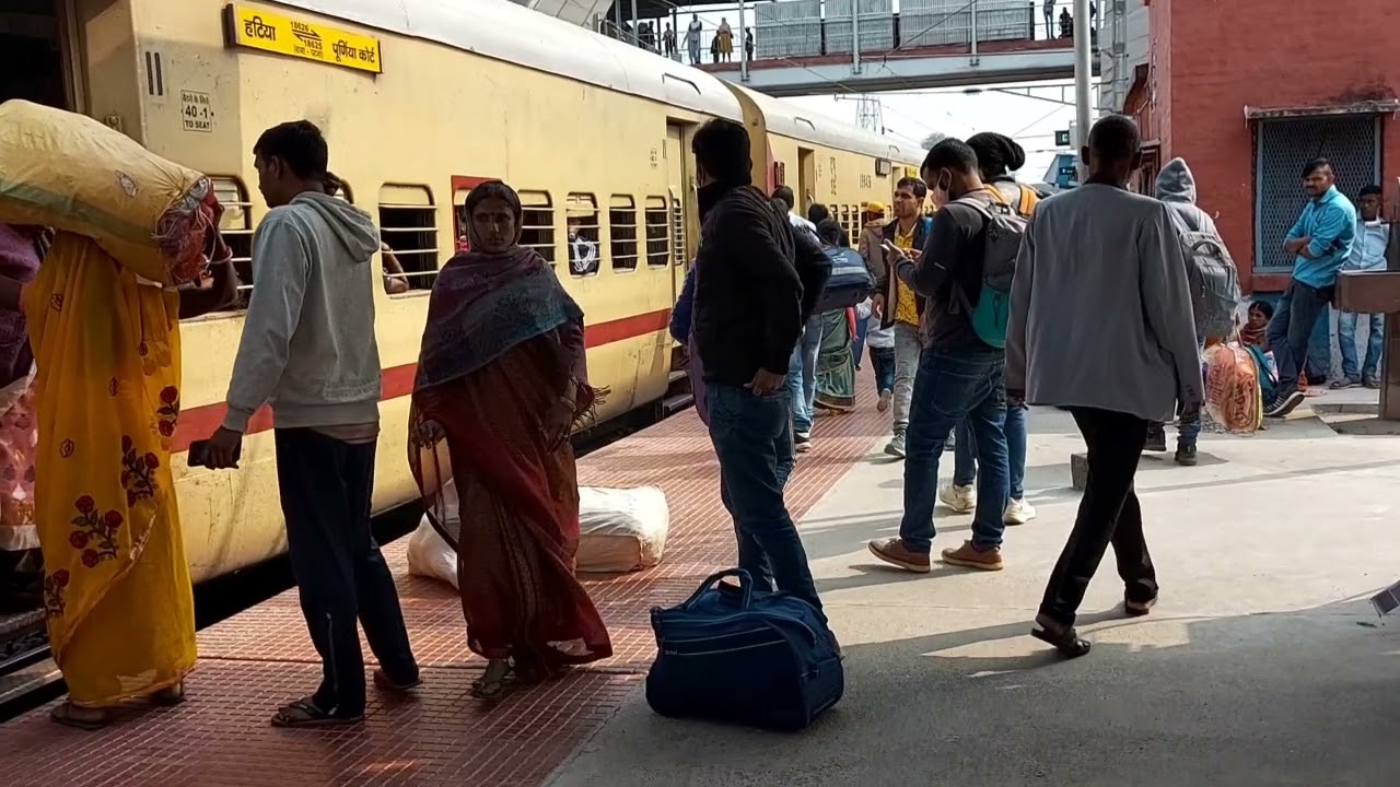 18626 Hatia Purnia Court Express train at Koderma Railway station