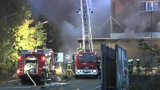 preview picture of video 'Hertie-Gebäude und Autos brennen in Schleswig'