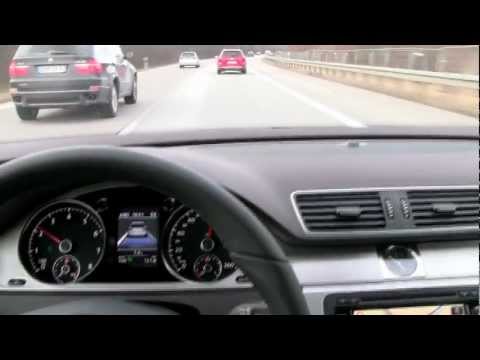 Volkswagen Passat Alltrack. Autoconducción en autopista alemana con mucho tráfico