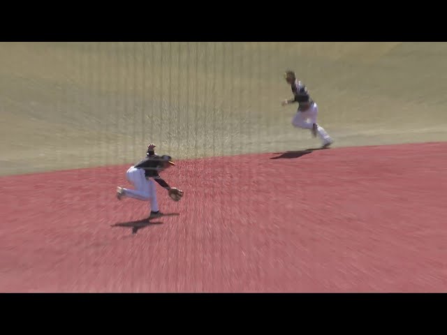 【4回裏】ホークス・井上朋也 三遊間に抜けそうな打球を軽快に捌く!!  2024年3月10日 千葉ロッテマリーンズ 対 福岡ソフトバンクホークス