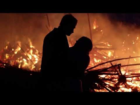 俄羅斯人在節日裡放火燒燬木塔。 (Russians set fire to wooden tower at festival)