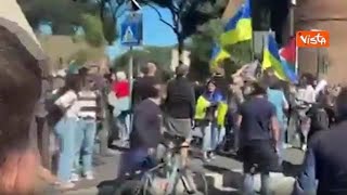 Roma, scontri al corteo del 25 aprile: inseguiti i manifestanti con la bandiera Ucraina