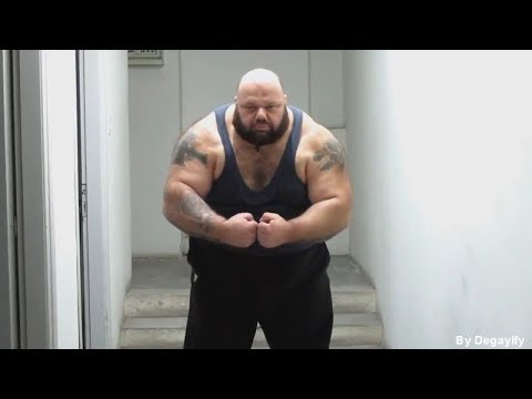 Kyriakos grizzly wake's up his neighbor