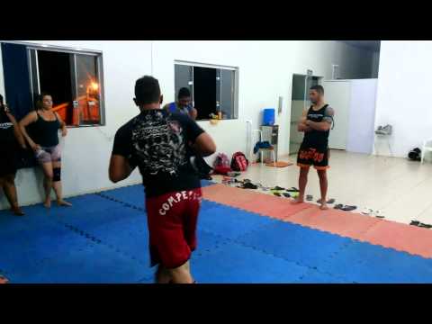 Jhoseff lutando muay thai com neto