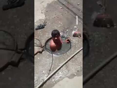 Homem Mergulha no Bueiro Entupido de Esgoto