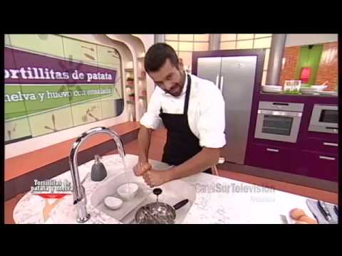 Receta: tortillitas de patata, melva y huevo con ensalada