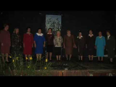 Pevke Trstenke iz Podlehnika - Deklica v ogradi rožce sadi