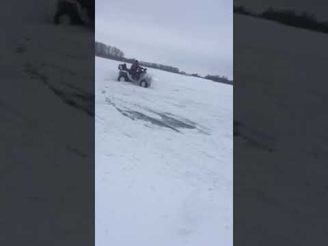 Дрифт на квадрике! Это весело! Супер развороты квадроцикла на льду.