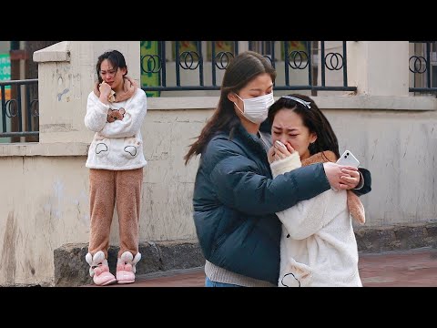 當穿著睡衣的女生在寒風中瑟瑟發抖，得知真相的路人怒了