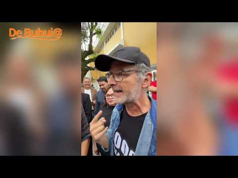 Sem blindagem: governador é cobrado na rua, ouve professores e reage com soluções