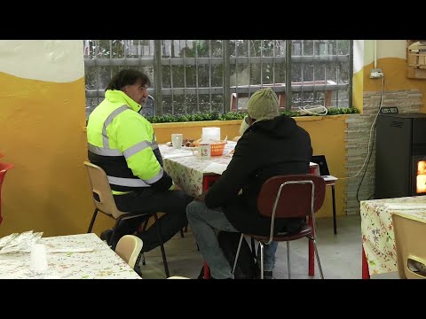 Colazione per i poveri al rifugio della Ronda