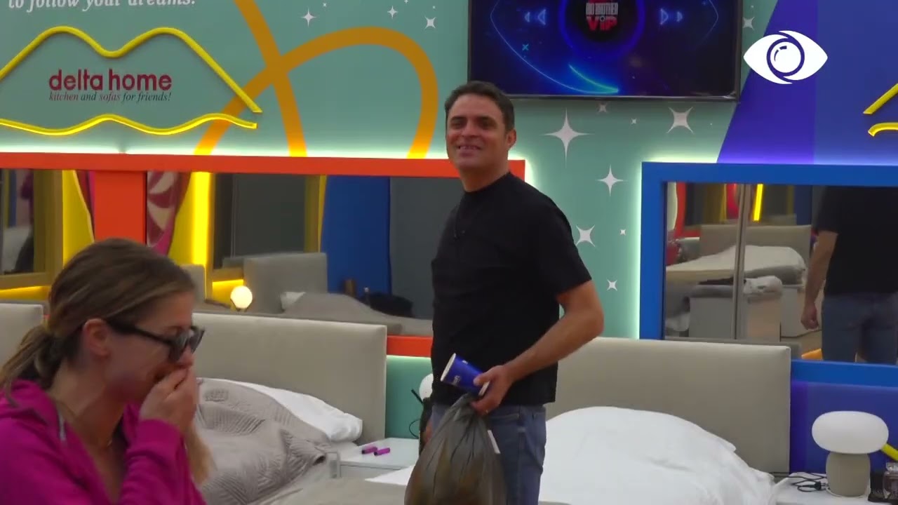 Nita bën një zemër me bajame te krevati i Armaldos