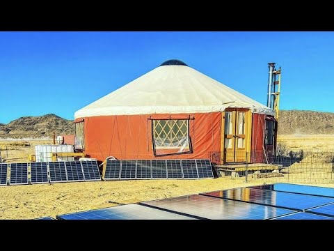 Paar entflieht dem Stadtleben – und baut Jurte mitten in der Wüste
