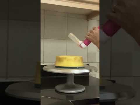 Golden shimmer cake 🎂