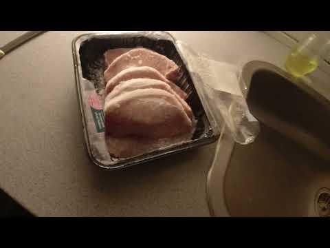 MongoTV_10077 - TAGER GAMLE FROSNE SVINEKOTELETTER UD AF MIN FRYSER OG SMIDER KØD UD