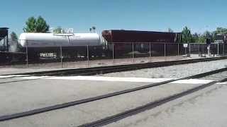 preview picture of video 'BNSF 4363 East and Amtrak #713 out of Bakersfield [HD]'