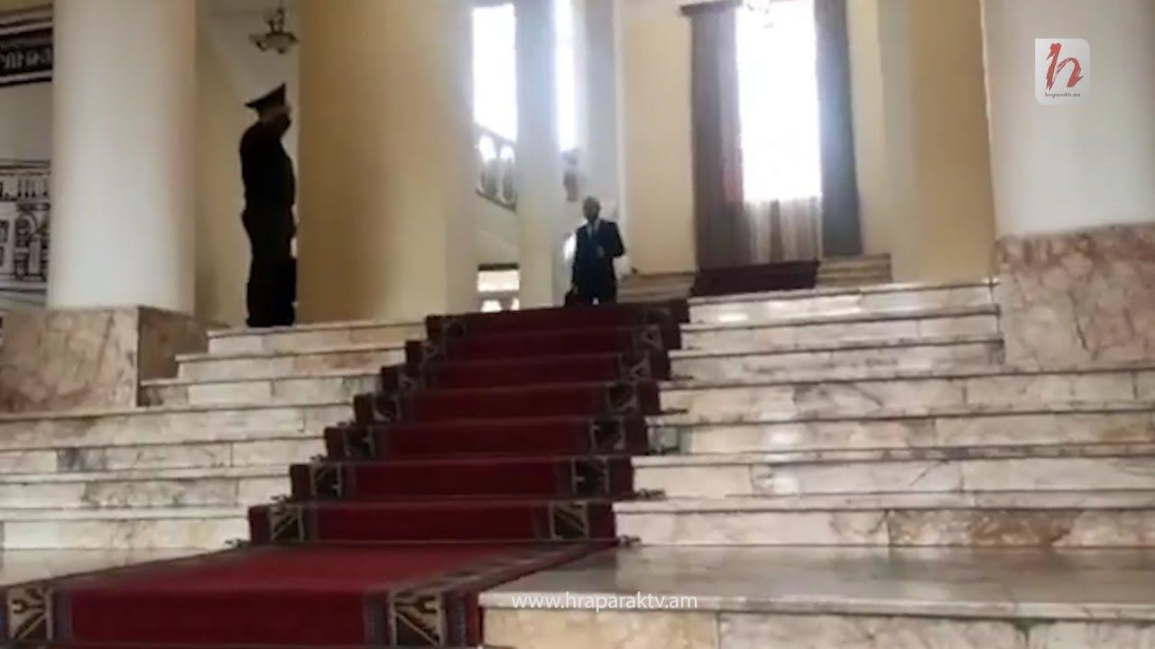 ԱԳ նախարարը խուսափեց լրագրողներից