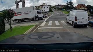 Otra vez, mismo STOP, mismo lugar y otro que se lo salta por la puerta grande (literal).