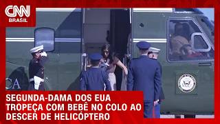Vídeo: Segunda-dama dos EUA tropeça com bebê no colo ao descer de helicóptero; veja | CNN BRASIL