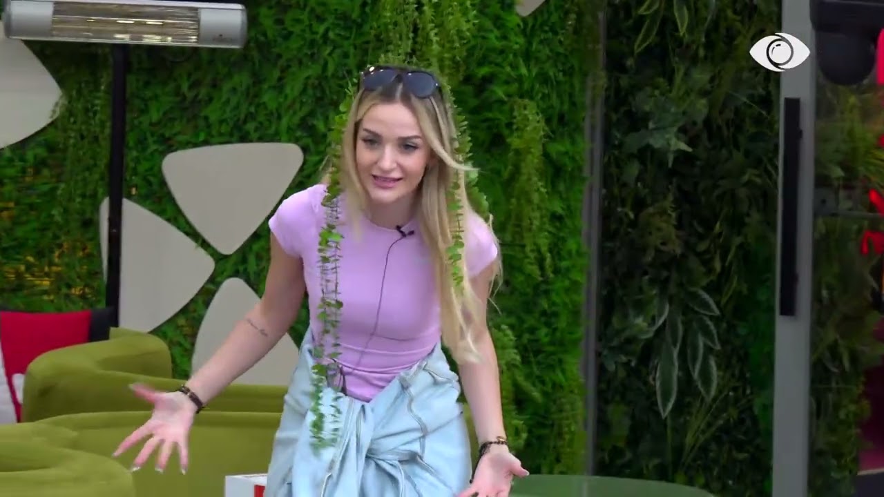 Selin dhe Shëndriti imitojnë Juelën teksa banorja qëndron pranë pishinës