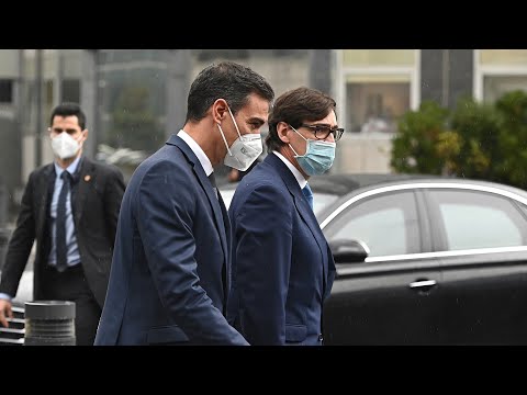 Pedro Sánchez, recibido con abucheos a su llegada al Hospital La Paz en Madrid
