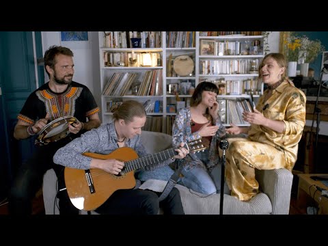 Caloé's Living Room - Dança da solidão